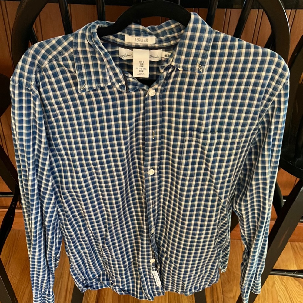 H&M, casual button down. Size: Medium. Regular fit.